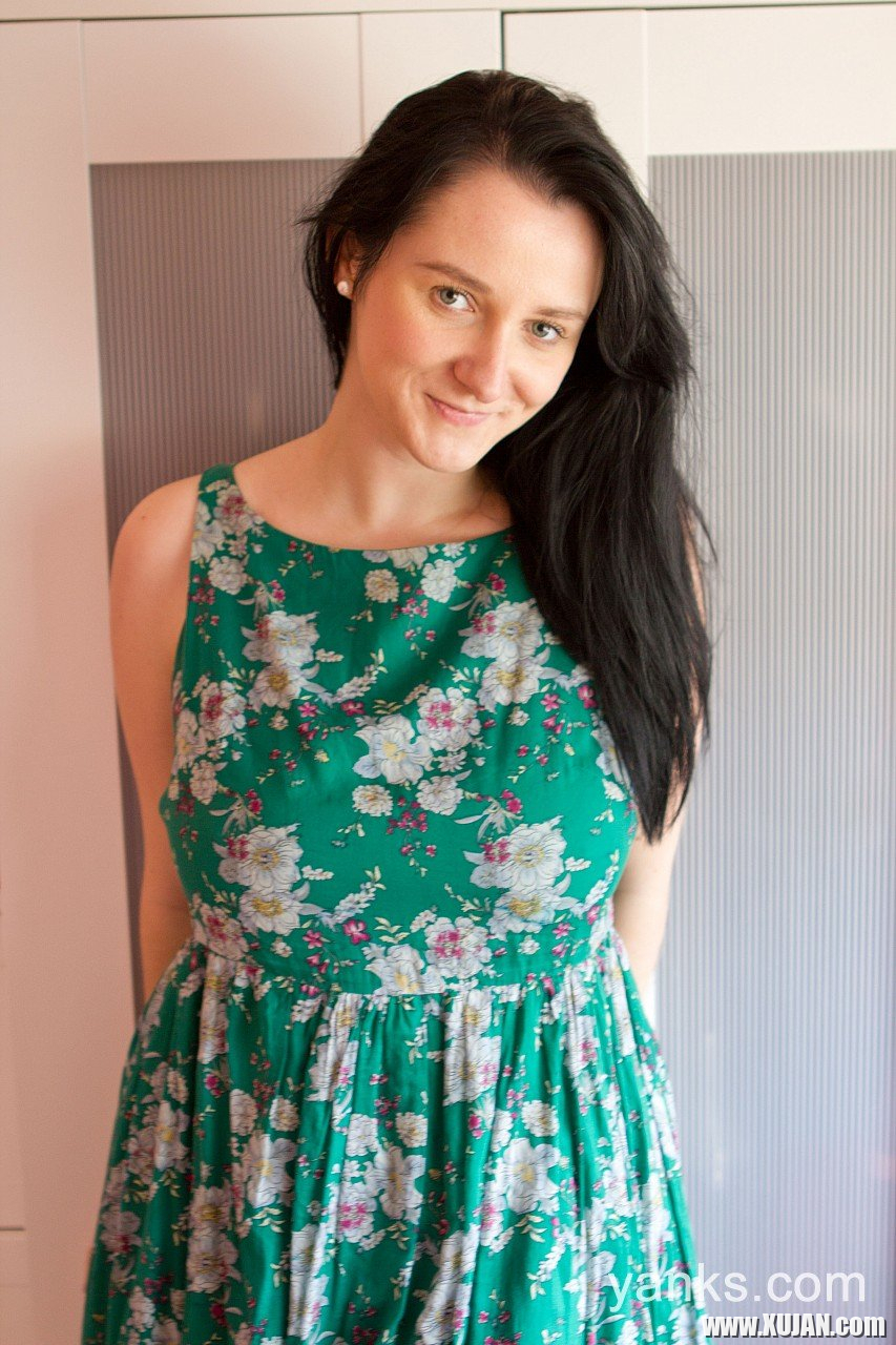 Lusty girl Aeryn Walker strips totally naked - Photo #2665943
