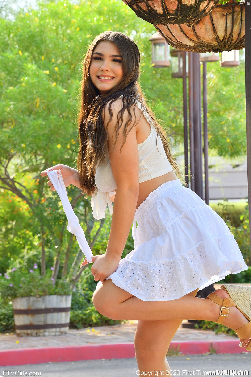 Aria Taylor shows us her panties and big teen tits - Photo #2667853