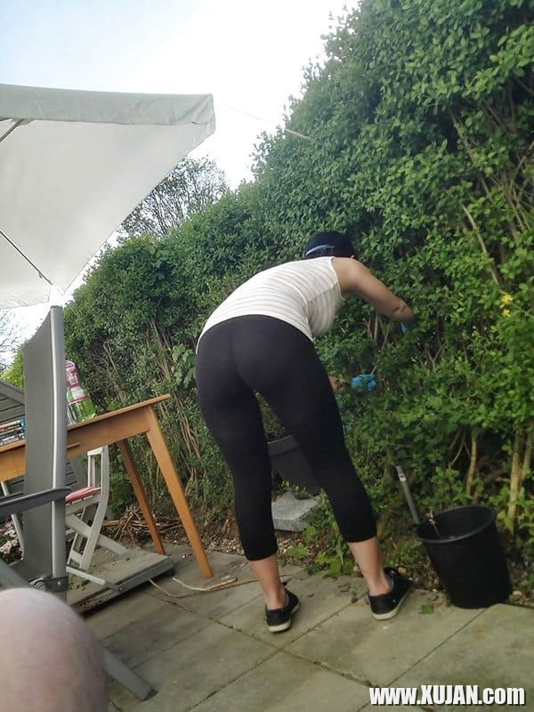 Kiny partezum ashkhatum e tapantsik gotinerum arants shalvarneri - Photo #2669964