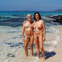 Hasun yntaniqi mi qani nudistner hangstanum en tsovum