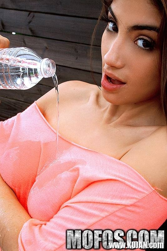 If Monica Bellucis dad only knew how naughty his sweet daughter is while he was away he would lose his mind As soon as he turns his back this Latina spinner lets lose on her boyfriend unleashing all her spicy sexual energy all over the place - Photo #2701036