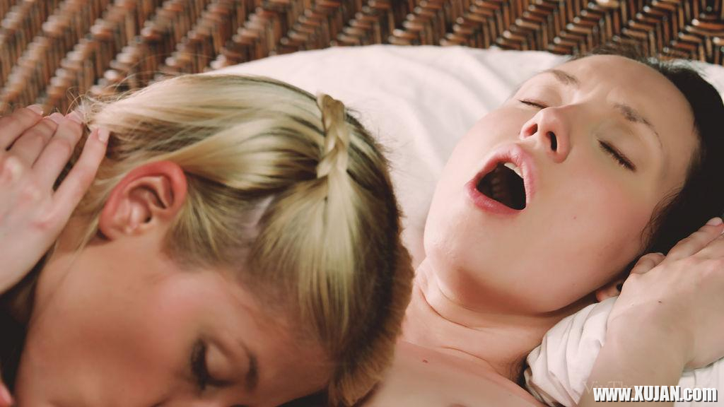 Lesbian teens Nataly and Sweet Cat get each other off in Happiness - Photo #2704911
