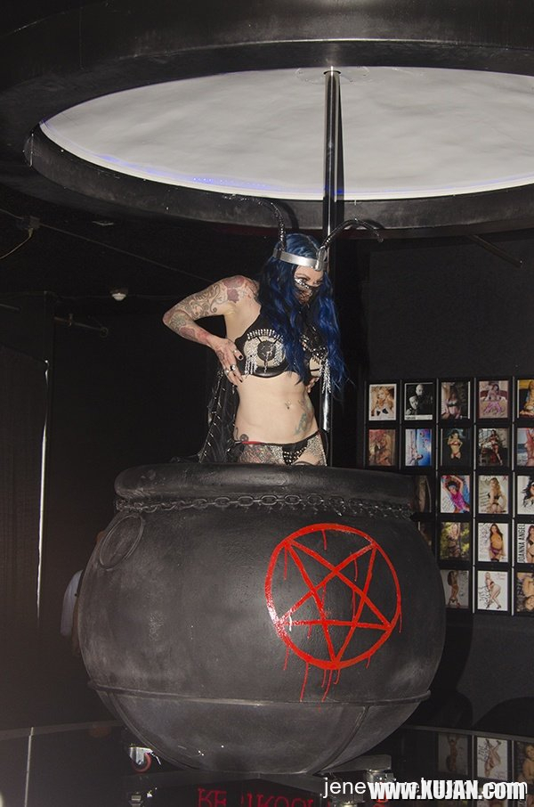Jenevieve Hexxx poses with snakes as a dancer and at the ED awards - Photo #2709435