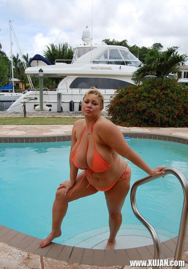 Fat arpot aghjiknery loghapum hagnvats ein bikiniov chapi mej che - Photo #2709980