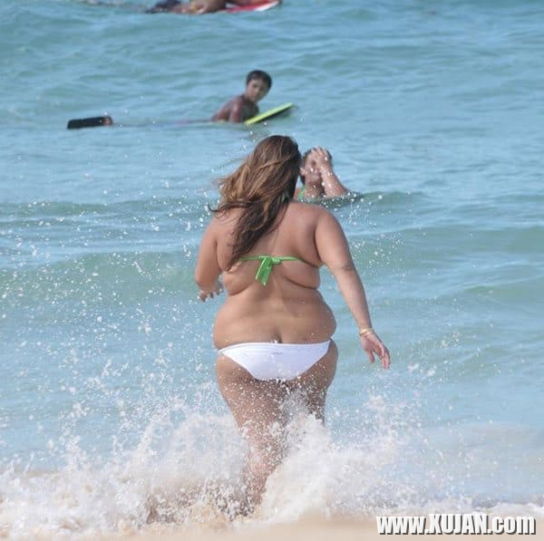 Fat arpot aghjiknery loghapum hagnvats ein bikiniov chapi mej che - Photo #2709983