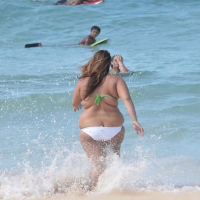 Fat arpot aghjiknery loghapum hagnvats ein bikiniov chapi mej che
