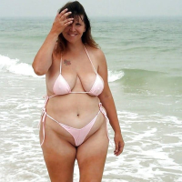 Fat arpot aghjiknery loghapum hagnvats ein bikiniov chapi mej che