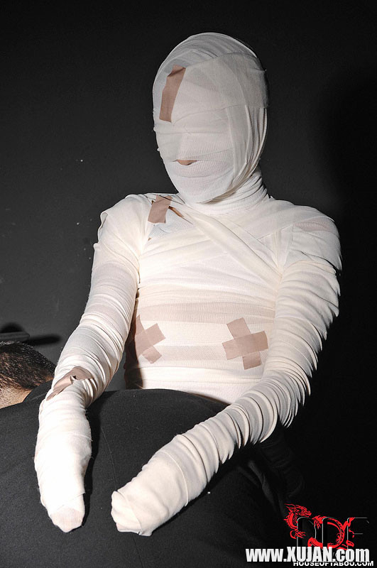 Leyla Black is mummified and spanked pussy exposed - Photo #2712643