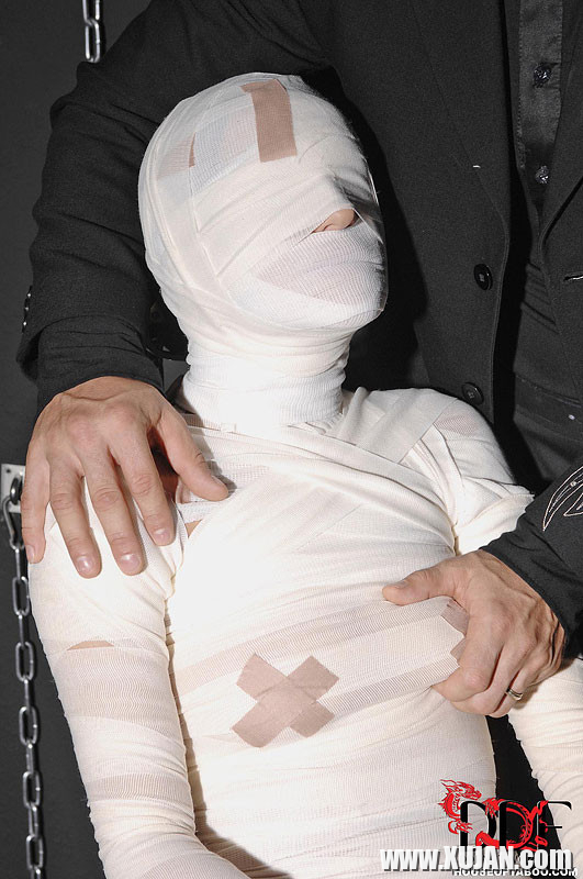 Leyla Black is mummified and spanked pussy exposed - Photo #2712645