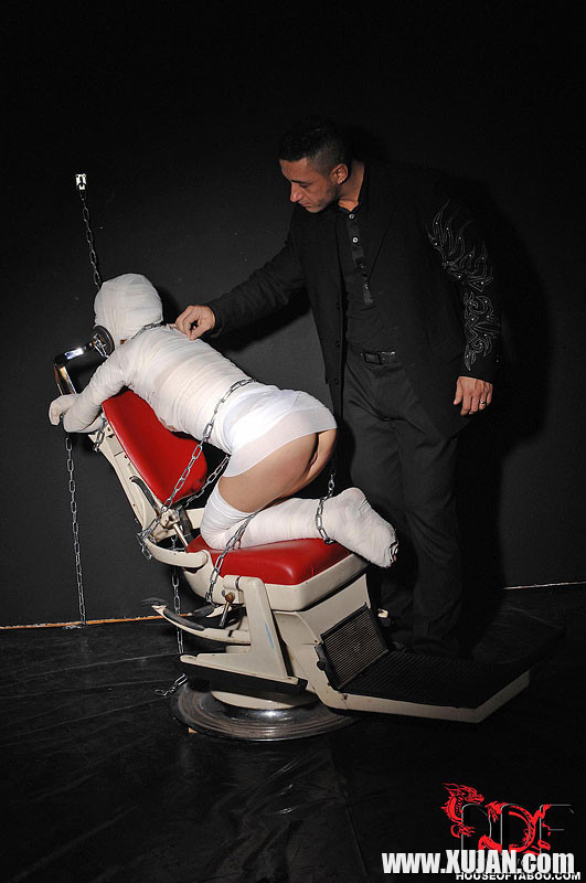 Leyla Black is mummified and spanked pussy exposed - Photo #2712651