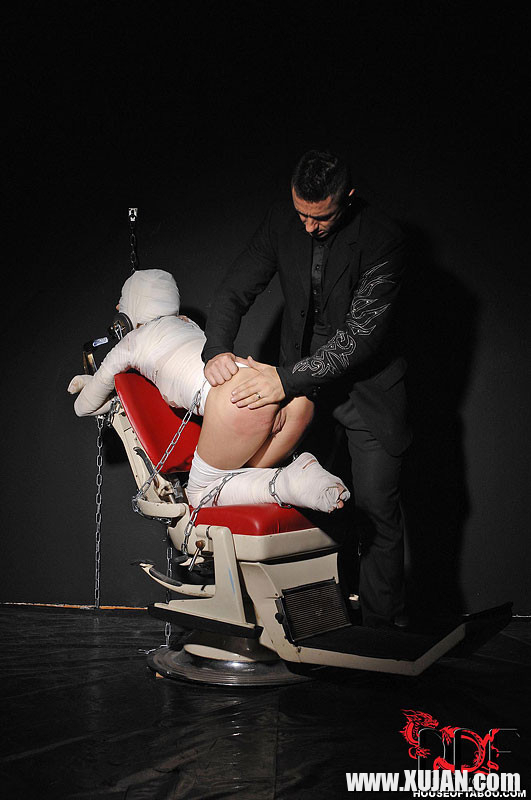 Leyla Black is mummified and spanked pussy exposed - Photo #2712652