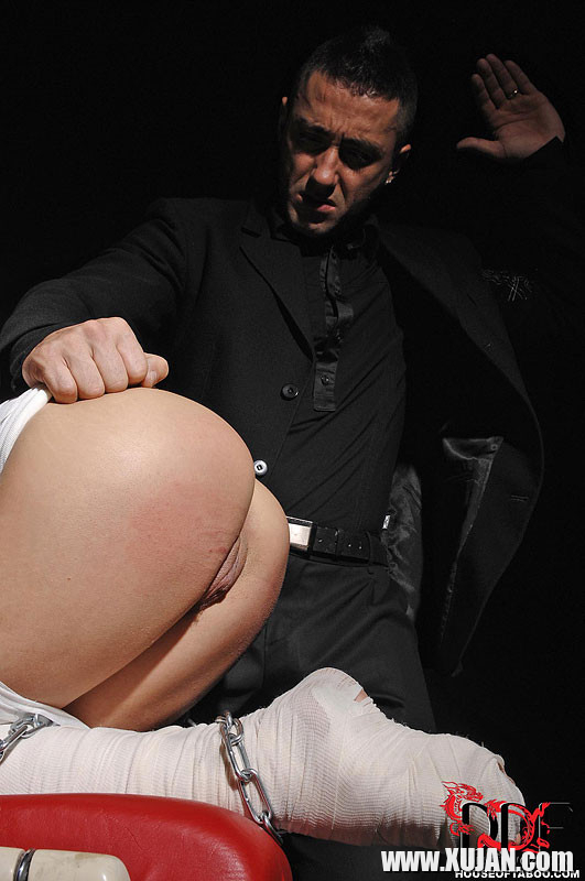 Leyla Black is mummified and spanked pussy exposed - Photo #2712653