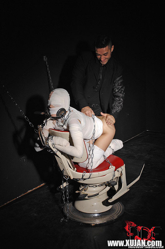 Leyla Black is mummified and spanked pussy exposed - Photo #2712655
