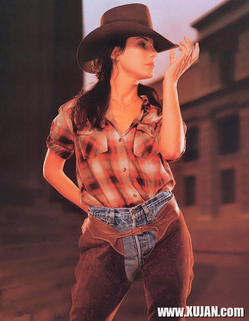Sweet actress Sandra Bullock showing hot body and posing sexy - Photo #2714286