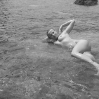 Eritasard Busty Babe y nerkayatsnum e tsovum