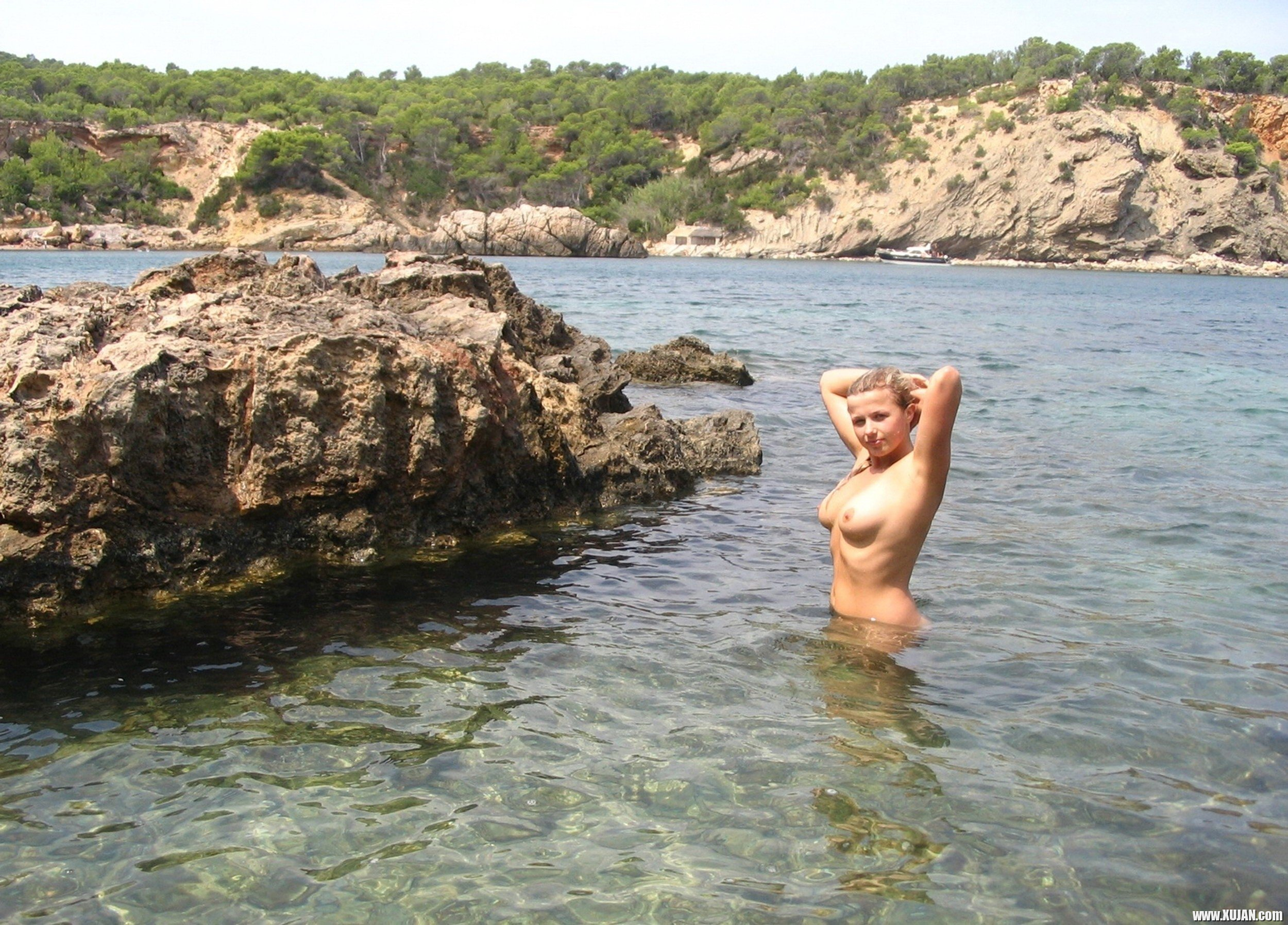 Eritasard Busty Babe y nerkayatsnum e tsovum - Photo #2720421