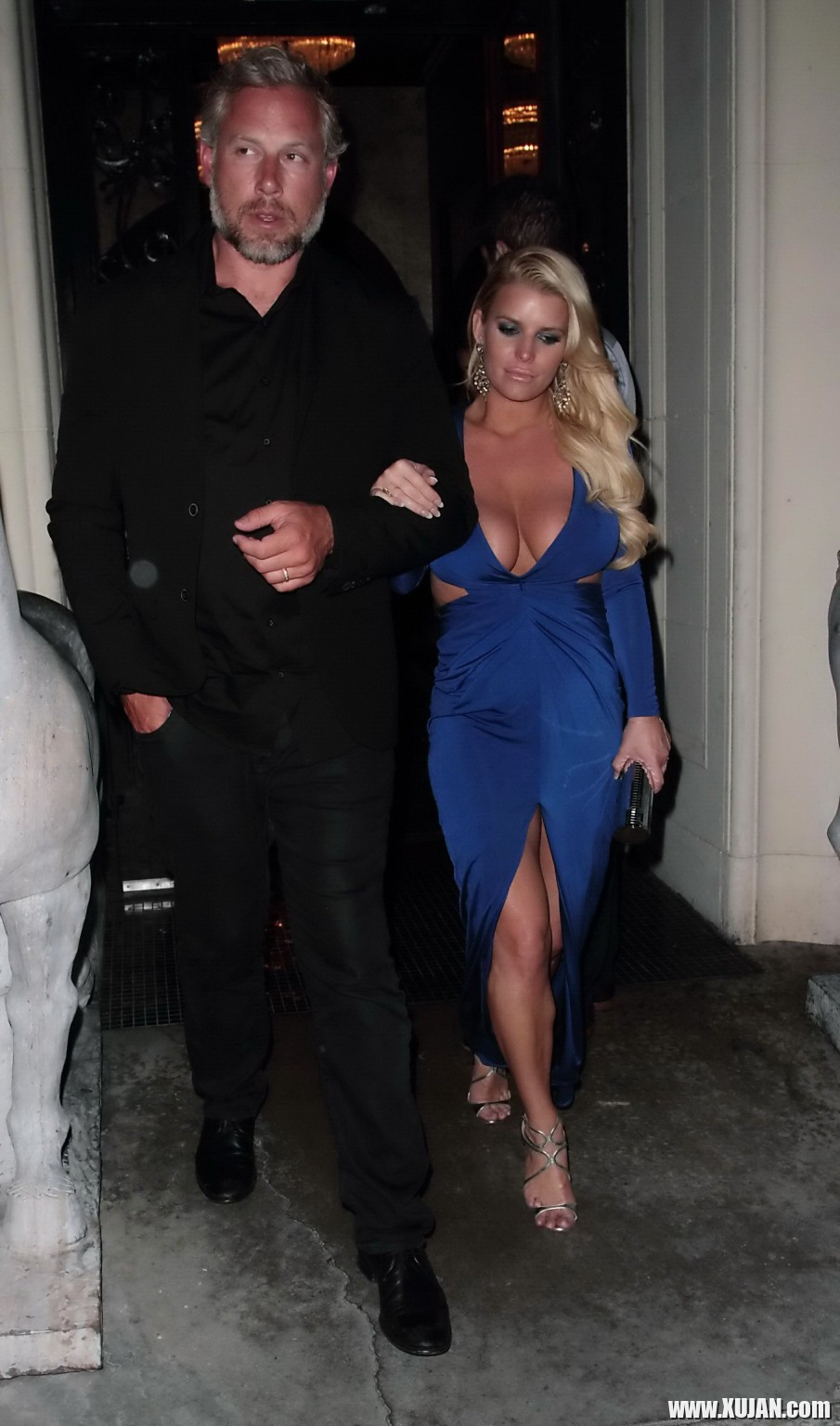 Jessica Simpson busty and leggy in blue plunging dress - Photo #2724695