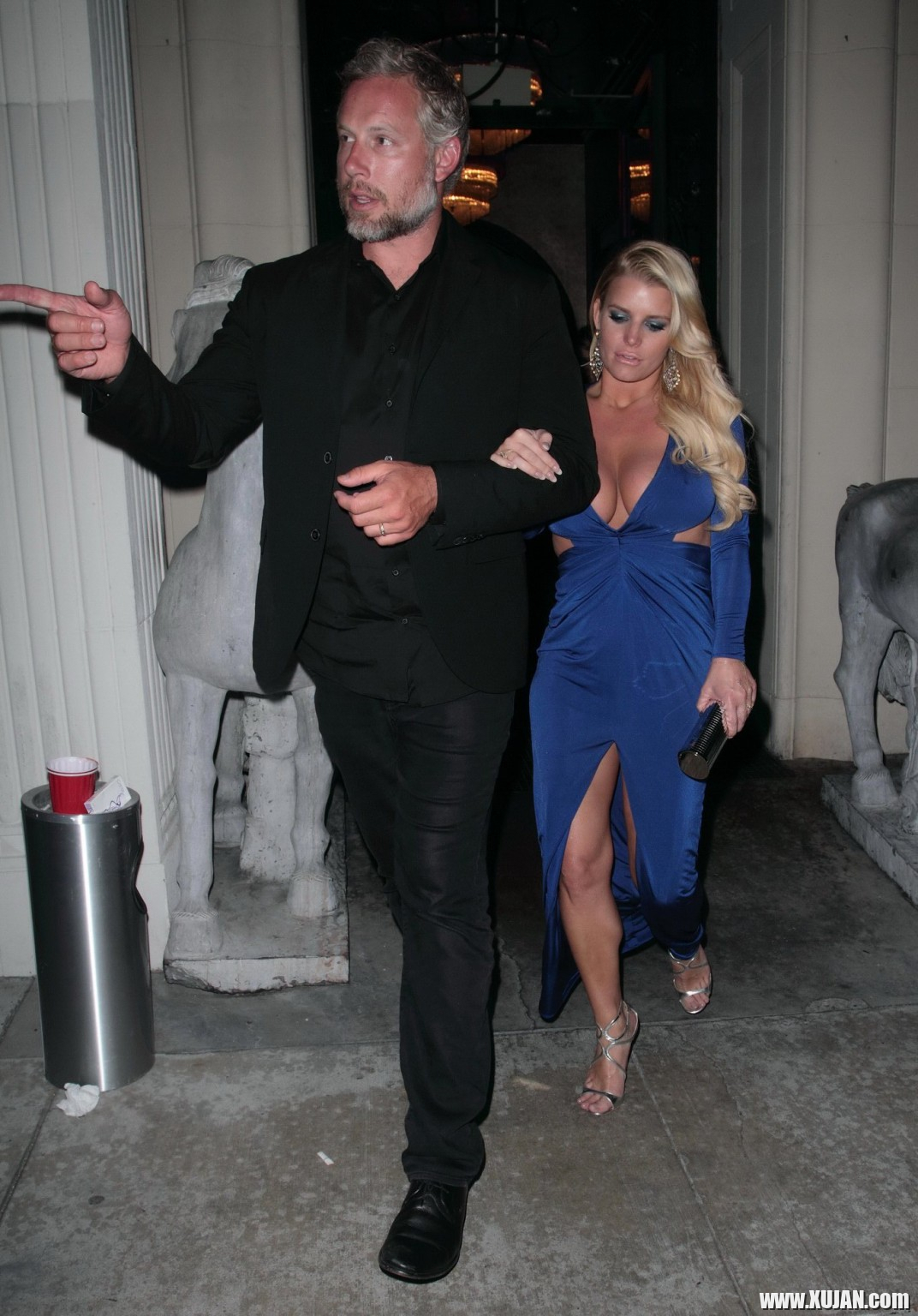 Jessica Simpson busty and leggy in blue plunging dress - Photo #2724698