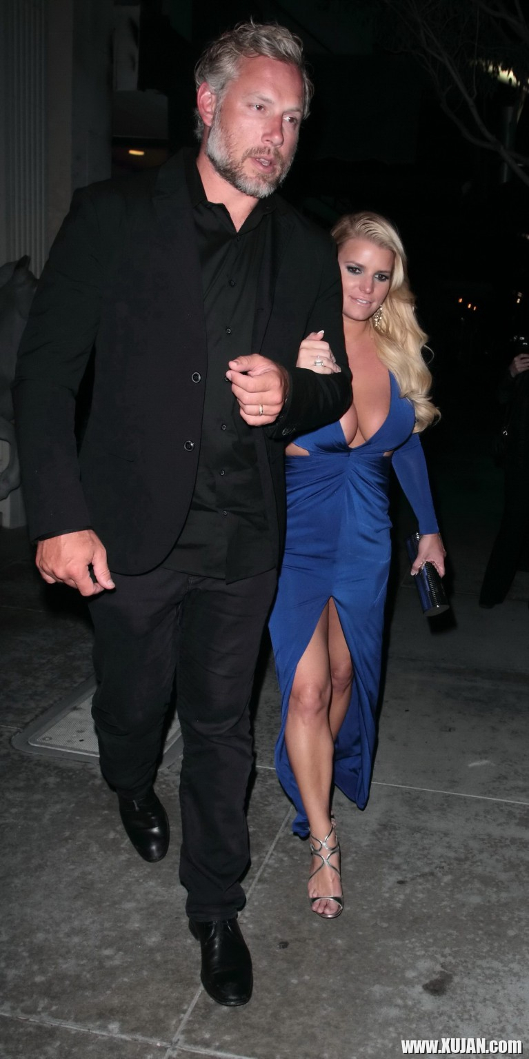 Jessica Simpson busty and leggy in blue plunging dress - Photo #2724699