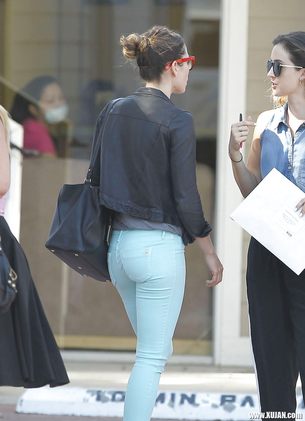 Jessica Biel in tight blue pants - Photo #2725092