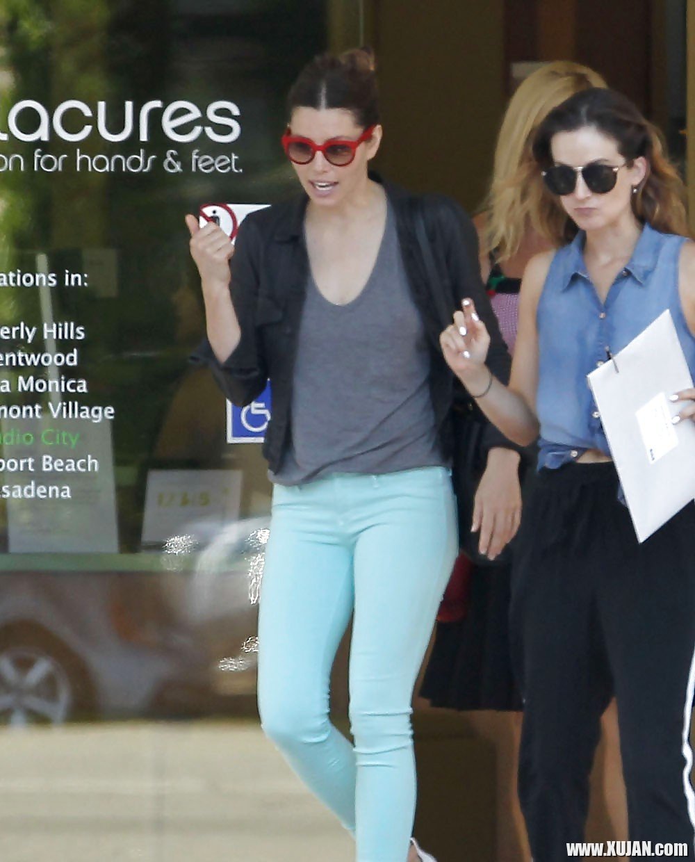 Jessica Biel in tight blue pants - Photo #2725096