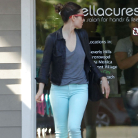 Jessica Biel in tight blue pants