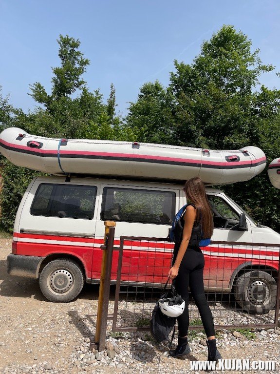 Topless Hot Babe y gnum e rafting - Photo #2729723