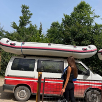 Topless Hot Babe y gnum e rafting
