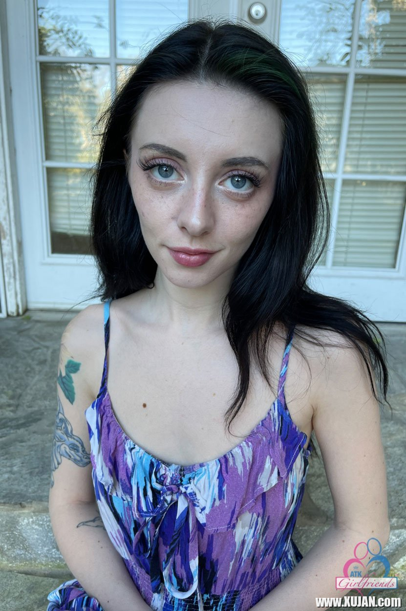 Amateur brunette girl Kitty Cam shows off her shaved lovebox - Photo #2731145