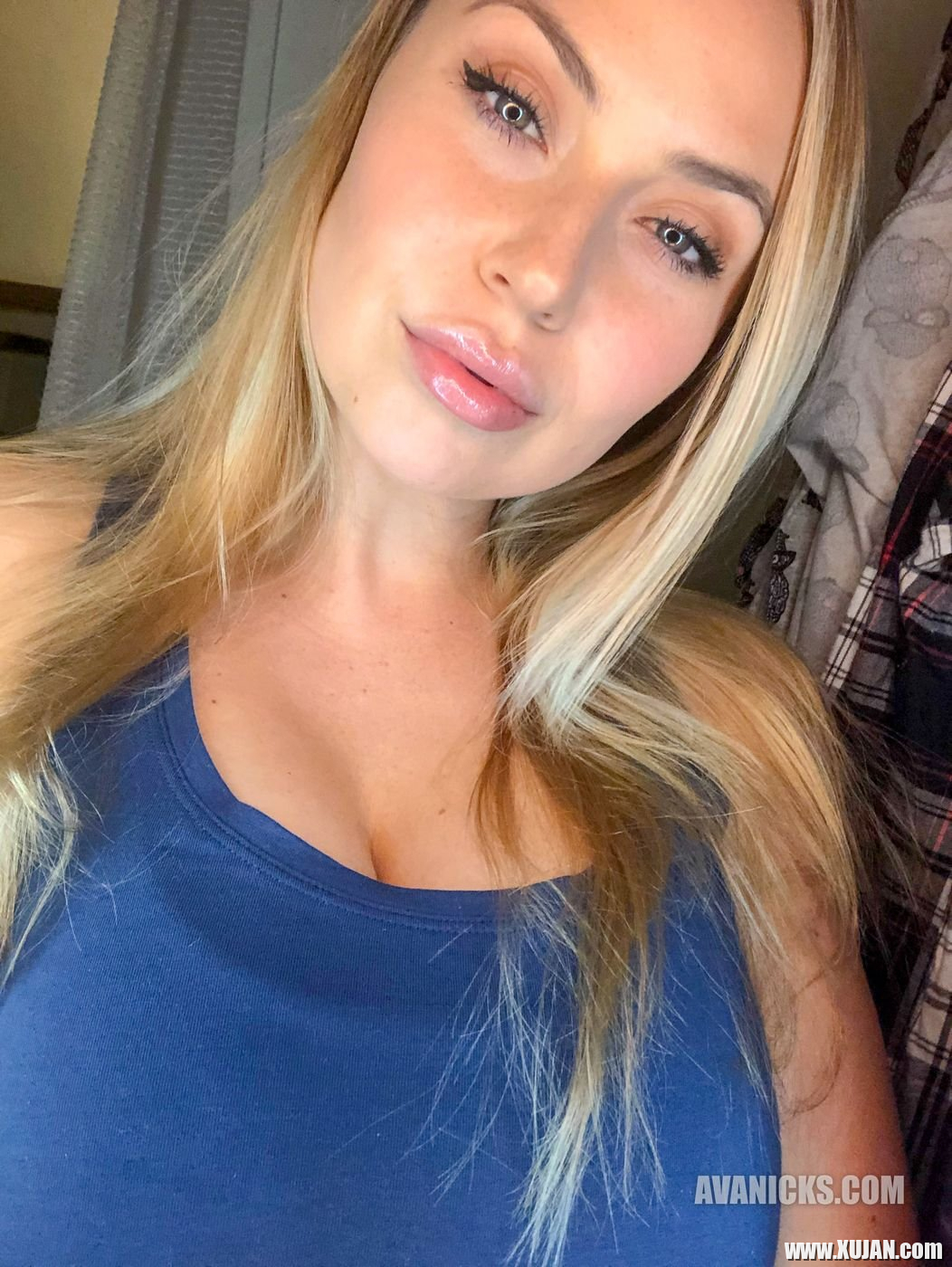 Gorgeous busty milf Ava Nicks taking sexy selfies with boobs out - Photo #2742491