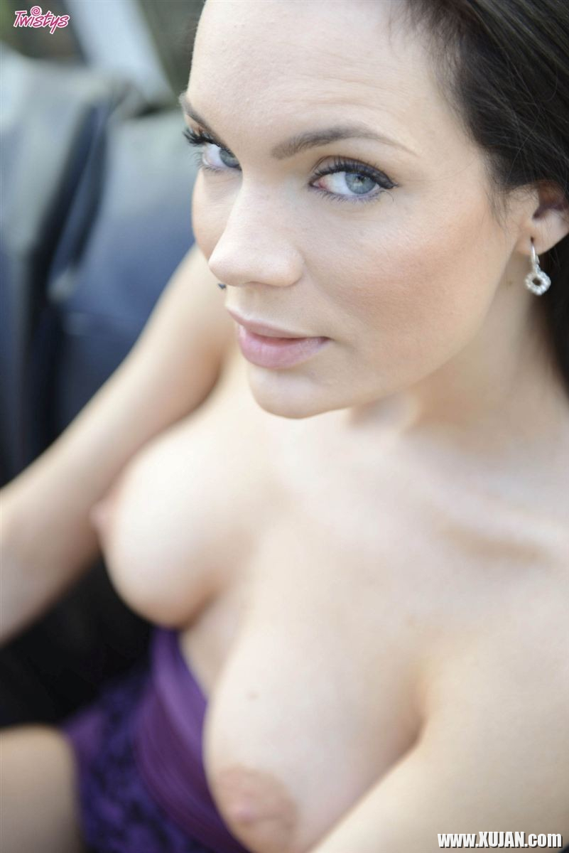 Kyla Fox exposes her nice tits on the balcony - Photo #2744697