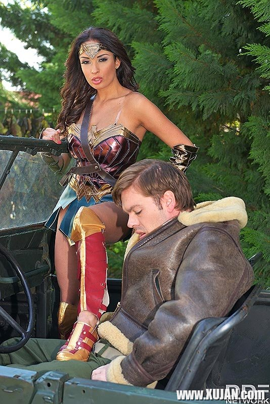 Horny Wonderwoman Caracious Babe y zgestnerov tsitsaghets ir hetuyqy - Photo #2748687