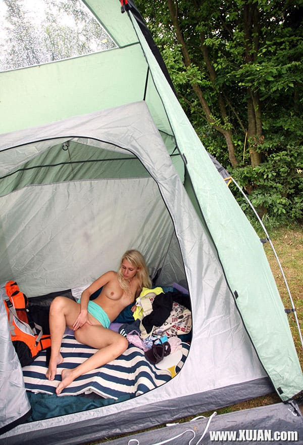 Blonde dzernasharzhvum e turistakan vranum bnutyan mej - Photo #2751876