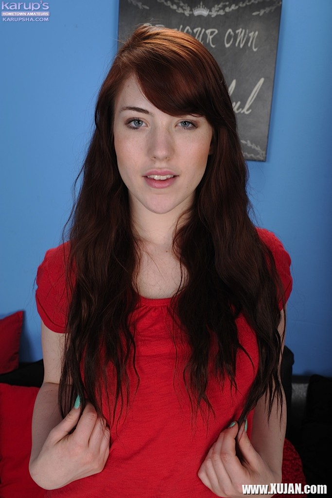 Flexible Gwen Stark spreading her trimmed pussy - Photo #2767712