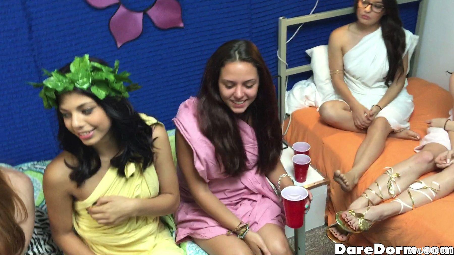 Gwen Stark and her friends throw a hot hardcore toga party - Photo #2767891