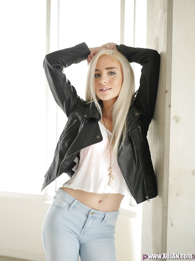 Blonde teen babe Naomi Woods pulling jeans down over ass and legs - Photo #2777691