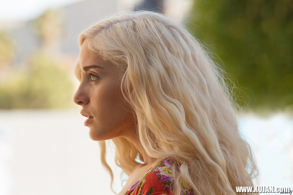 Blonde beauty Naomi Woods poses in sexy dress - Photo #2778115