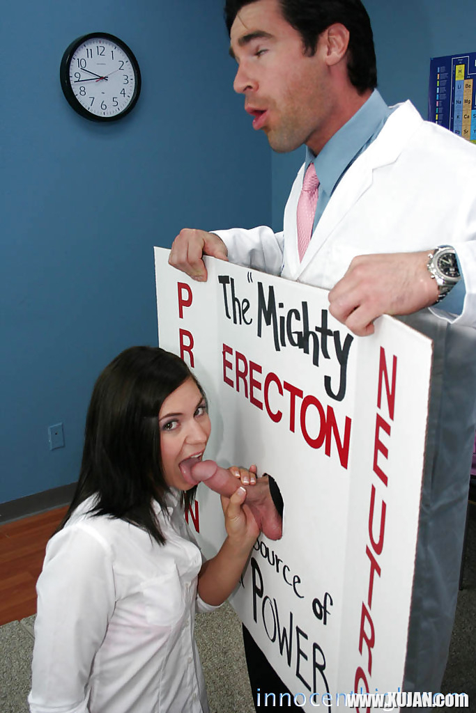 Tiny babe Stephanie Richards prefers swallowing strangers dicks - Photo #2786357
