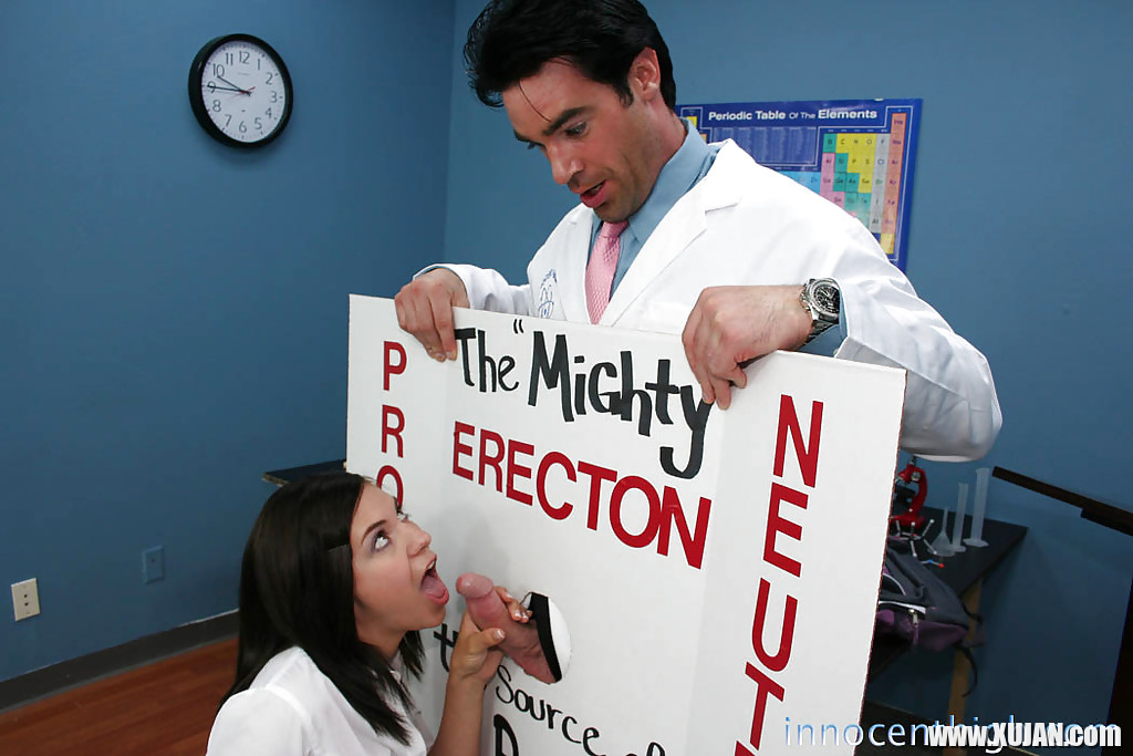 Tiny babe Stephanie Richards prefers swallowing strangers dicks - Photo #2786364