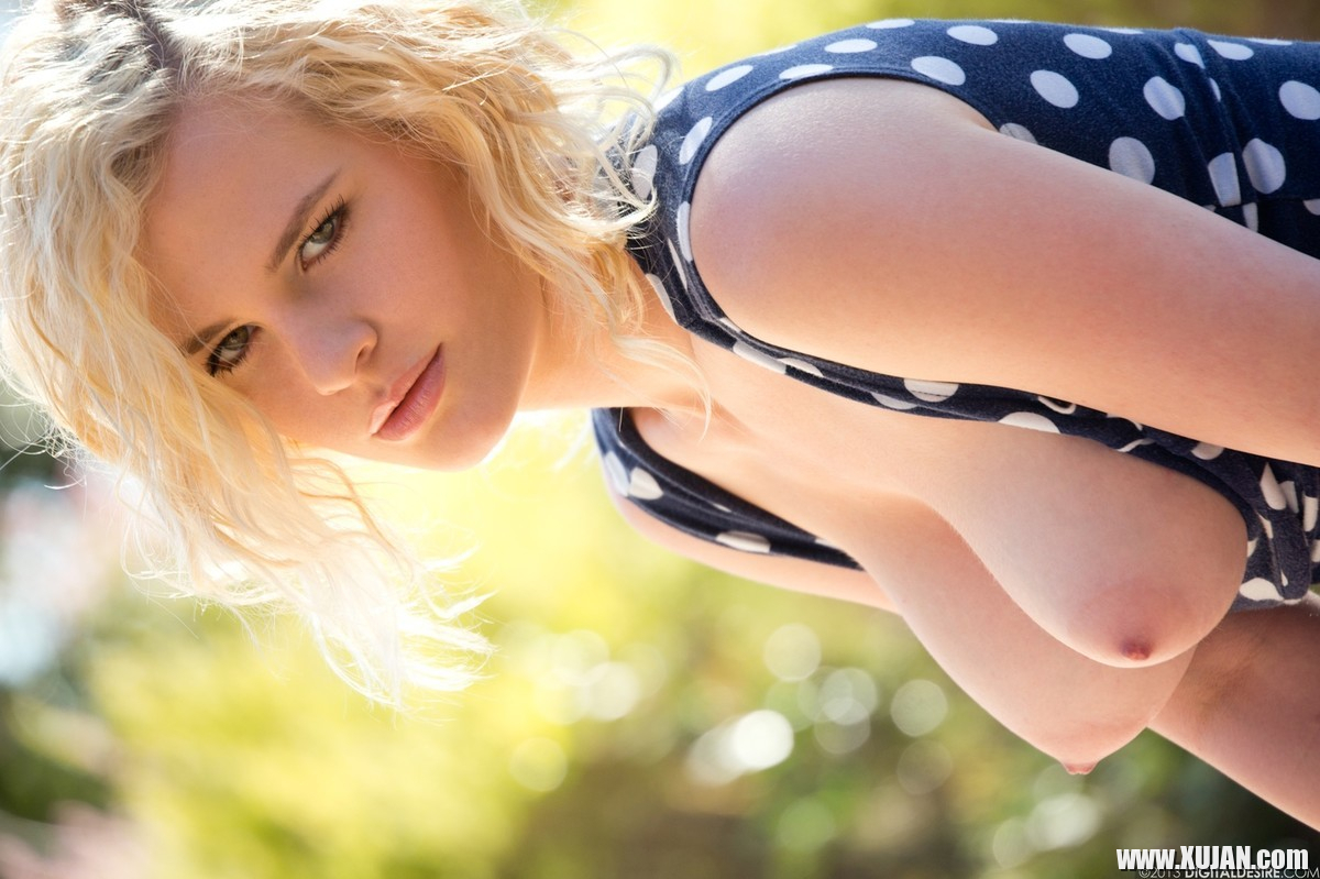 Busty erotic blonde babe Catie Parker teasing outdoors - Photo #2805924