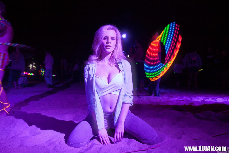 Blonde coed Catie Parker has some fun on a beach at night - Photo #2806032