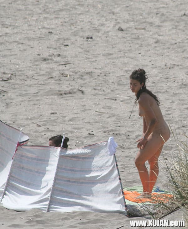 Erku lesbukhner hangstanum en nudistakan loghapum - Photo #2809349