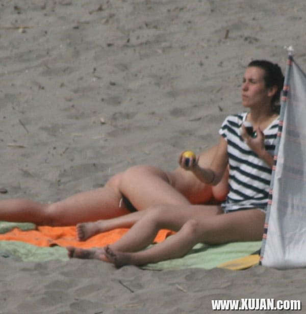 Erku lesbukhner hangstanum en nudistakan loghapum - Photo #2809375
