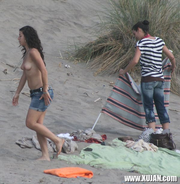 Erku lesbukhner hangstanum en nudistakan loghapum - Photo #2809385