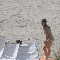 Erku lesbukhner hangstanum en nudistakan loghapum