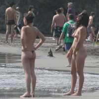 Erku lesbukhner hangstanum en nudistakan loghapum