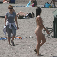 Erku lesbukhner hangstanum en nudistakan loghapum