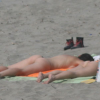 Erku lesbukhner hangstanum en nudistakan loghapum