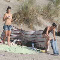 Erku lesbukhner hangstanum en nudistakan loghapum