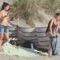 Erku lesbukhner hangstanum en nudistakan loghapum